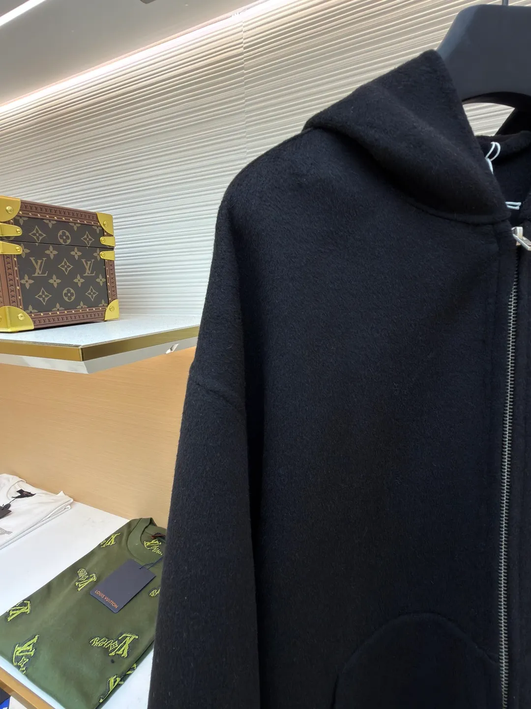 Acne Studios Nordic minimalist style double-sided woolen cashmere jacket ●Authentic product: purchased and developed for 9769 ●Item number: 1680856-C85 ●Material: cashmere fabric ●Technology: solid color distressed production ●Version: fitted version ●Weight: about 1060 grams ●Size: S-M-L ●Description: ACNE Nordic minimalist style double-sided woolen cashmere jacket Original version Purchased for 11000 Fabric dyed for 35 days Consistent with YB, different from the market version, the fabric is 90% sheep wool and 10% cashmere. The quality inspection report is acceptable. The zipper uses the original authentic zipper with TALON base. The real antique silver craftsmanship is different from the solid color distressed on the market. It uses Ice Pa lining and customizes the YB consistent collar label. The workmanship details are excellent. The overall wiring is straight and delicate, the fabric is comfortable and soft, and the color is consistent without color difference. It can be matched with the same style to create a fashionable look and control various occasions. Customized accessories, complete with three standards, same style for men and women!